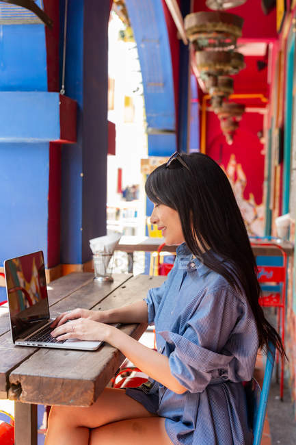 Atraente asiático mulher usando laptop dispositivo no café — Fotografia de Stock