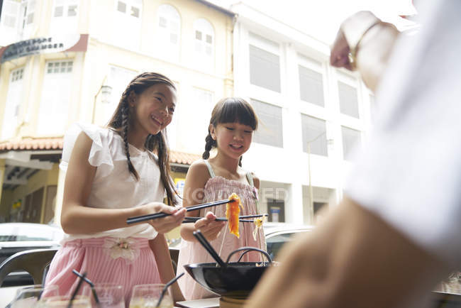Молодий щаслива родина азіатських їсти креветки — стокове фото