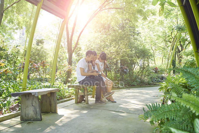 Famille faisant une pause tout en explorant Gardens by the Bay, Singapour — Photo de stock