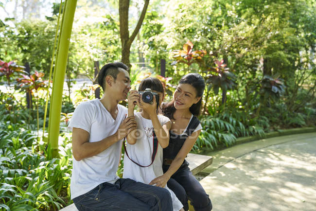 Family taking a break while exploring Gardens by the Bay, Singapore — Stock Photo