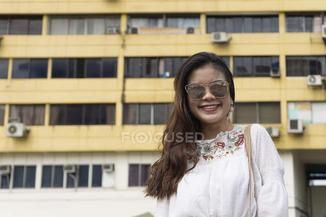 Jeune casual asiatique fille posant à caméra — Photo de stock