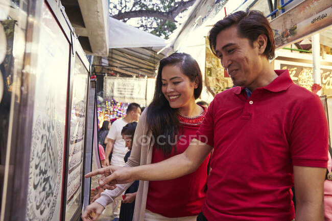 Junges Paar beim Einkaufen auf dem Basar von Hari Raya, Singapur — Stockfoto