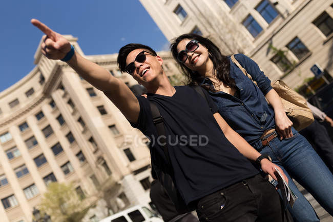 Красивая молодая азиатская пара проводит отпуск в Барселоне — стоковое фото