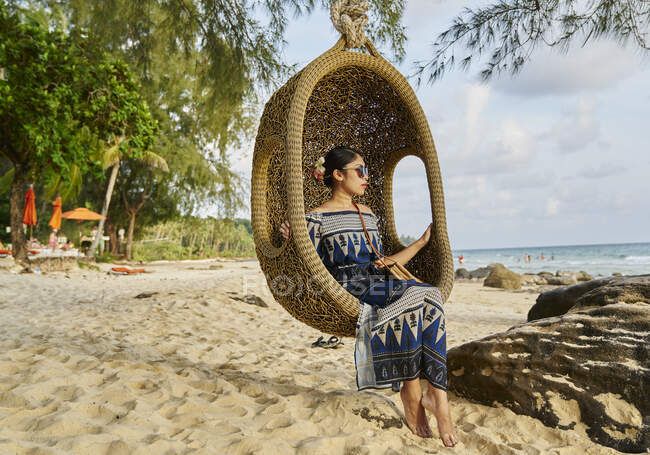 Mujer joven sentada junto a la playa en Koh Kood, Tailandia - foto de stock
