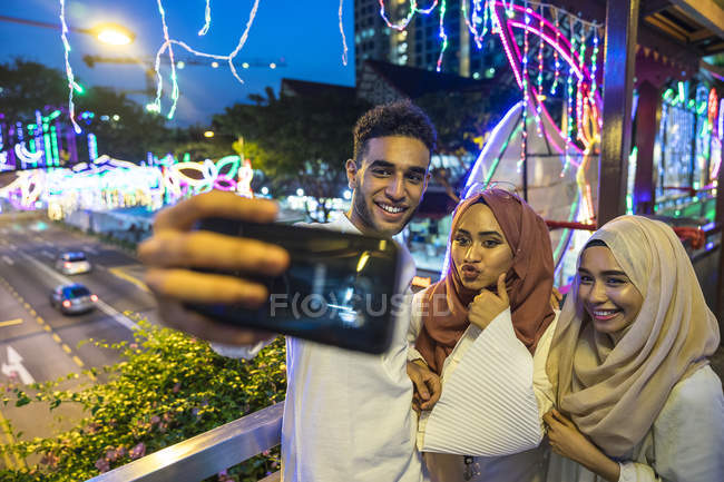 Giovane gruppo di amici musulmani prendendo selfie — Foto stock