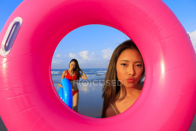 Двоє молодих азійських друзів дуріють з плаванням на пляжі на Балі.. — стокове фото