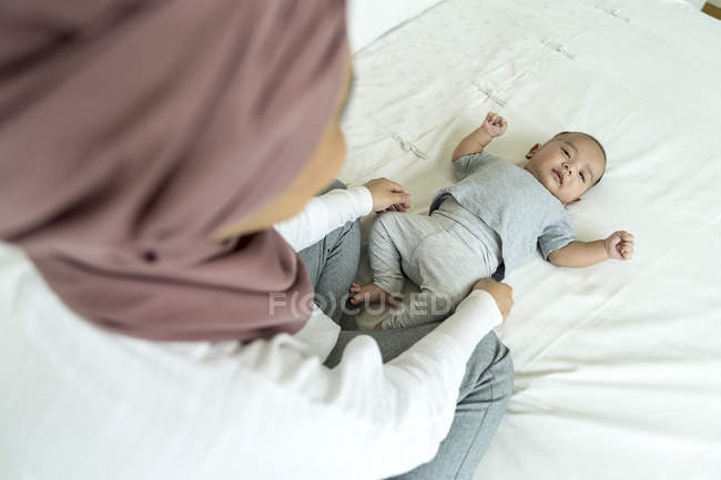 Asian muslim mother and baby at home — Stock Photo