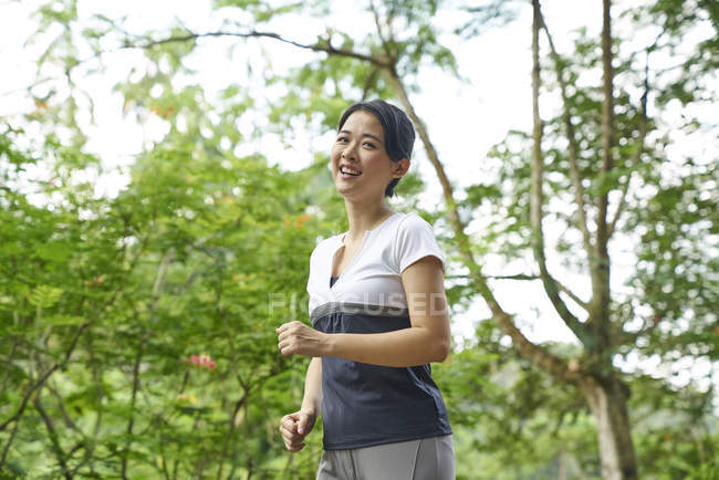 Jogging femme dans les jardins botaniques, Singapour — Photo de stock