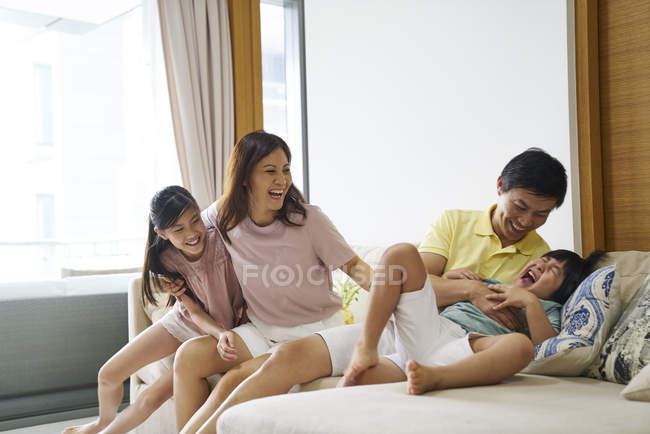 Familienbande auf dem Sofa und Spaß haben — Stockfoto