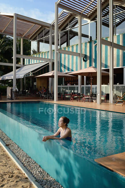Bela jovem asiático mulher relaxante no piscina — Fotografia de Stock
