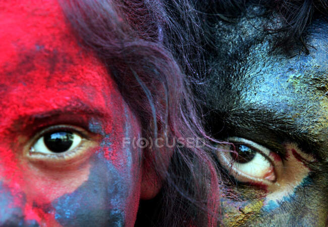 Люди празднующие Холи в Индии — стоковое фото