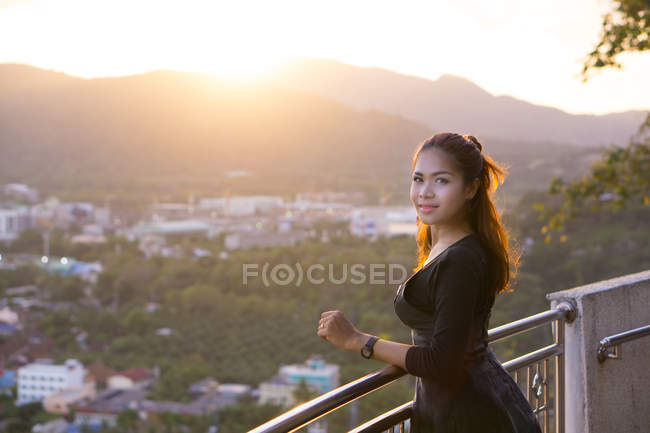 Портрет прекрасної азійської жінки, що подає фотоапарат у Пхукет - Сіті (Таїланд). — стокове фото