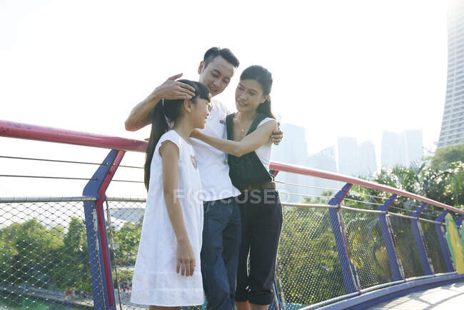 Touristen erkunden Gärten an der Bucht, Singapore — Stockfoto