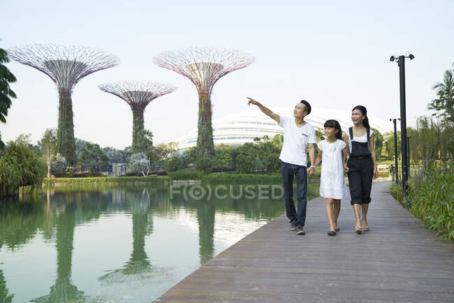 Туристи, які вивчають сади по затоці, Сінгапур — стокове фото