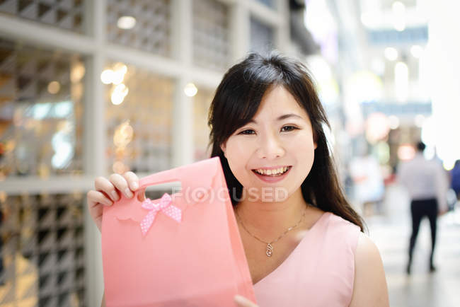 Young beautiful asian woman with shopping bag — Stock Photo