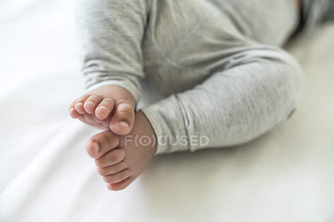 Primer plano vista de bebé lindo pies - foto de stock