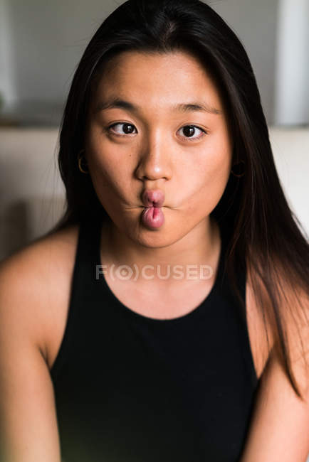Jeune attrayant asiatique femme faire drôle visages — Photo de stock