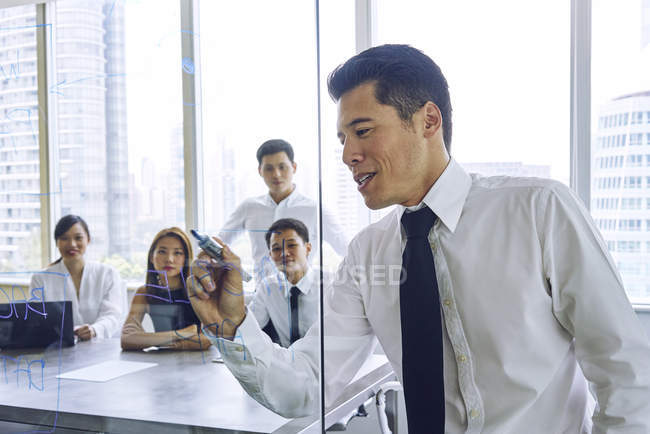 Jeunes gens d'affaires asiatiques travaillant au bureau moderne — Photo de stock