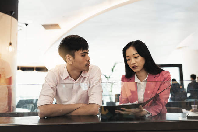 Attraktives junges asiatisches Paar schaut sich Dokumente an — Stockfoto