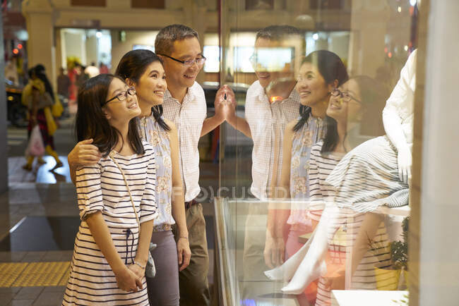 LIBRE Happy asiatique famille shopping ensemble — Photo de stock