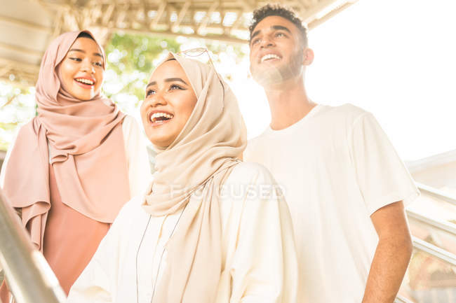 Молода мусульманська група посміхається — стокове фото