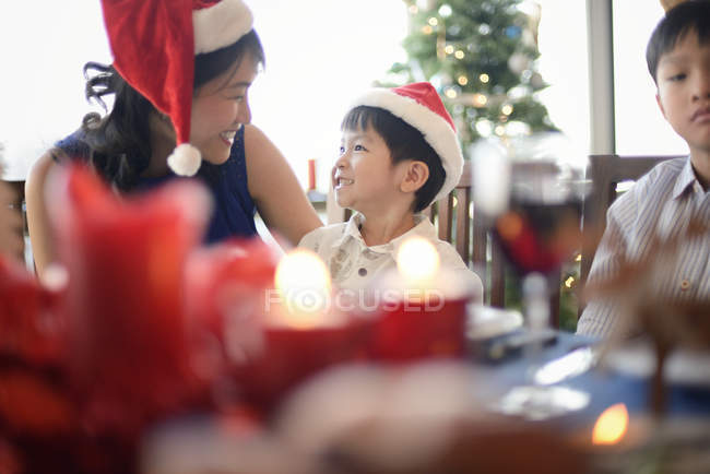 Familia asiática celebrando vacaciones de Navidad en la mesa - foto de stock