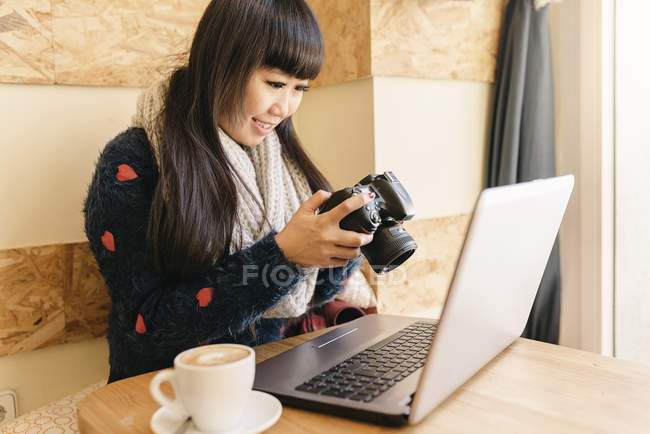Una donna d'affari che usa la sua macchina fotografica al Coffee Shop. Concetto aziendale — Foto stock