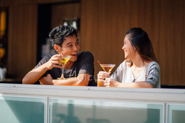Drinking by the bar, having a nice chat — Stock Photo