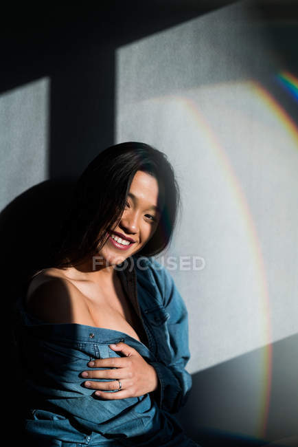 Jovem atraente asiático mulher posando para câmera — Fotografia de Stock