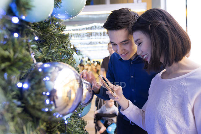 Jovem asiático casal olhando para coisas no shopping — Fotografia de Stock
