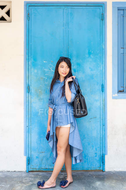 Attractive asian woman posing with bag — Stock Photo