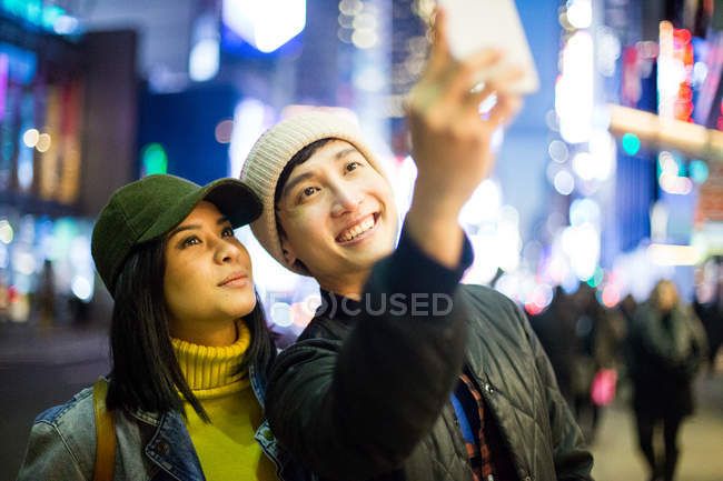 Turista asiático tomar una selfie en Time Square - foto de stock