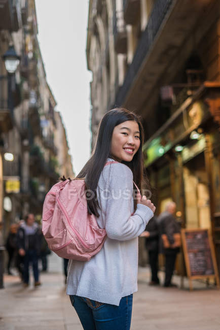 Joven mujer china en Barcelona - foto de stock