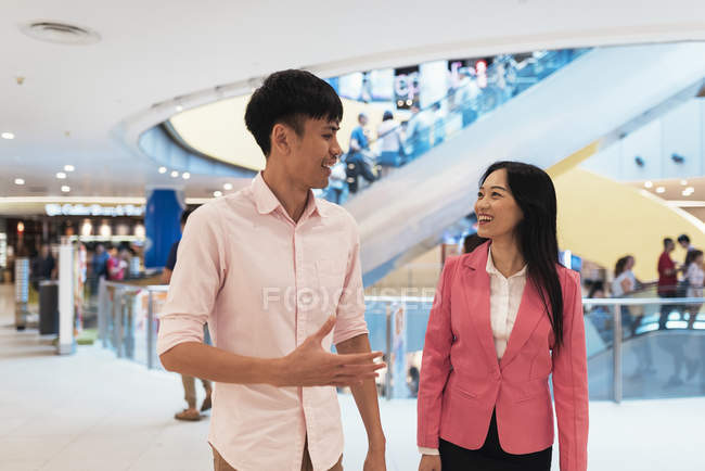 Attrayant jeune asiatique couple marche ensemble — Photo de stock