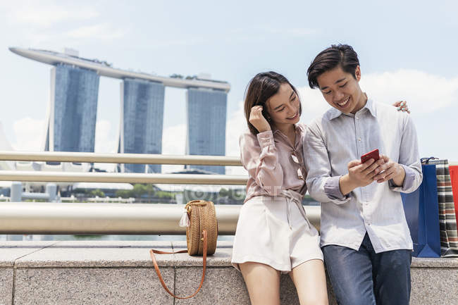 Jeune couple asiatique passer du temps ensemble à Singapour — Photo de stock