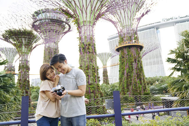 Touristen in Gardens by the Bay — Stockfoto