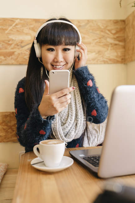 Businesswoman listening to music in the Coffee Shop — Stock Photo