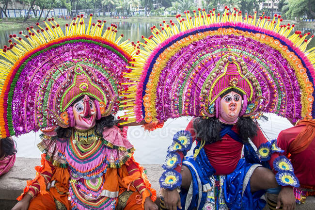 Hice clic en esta foto en un festival en kolkata, donde el bailarín chhau estaba descansando. - foto de stock
