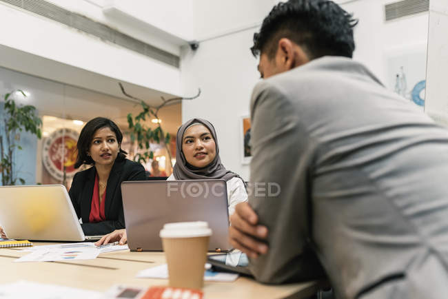 Jeunes entrepreneurs multiculturels travaillant dans un bureau moderne — Photo de stock