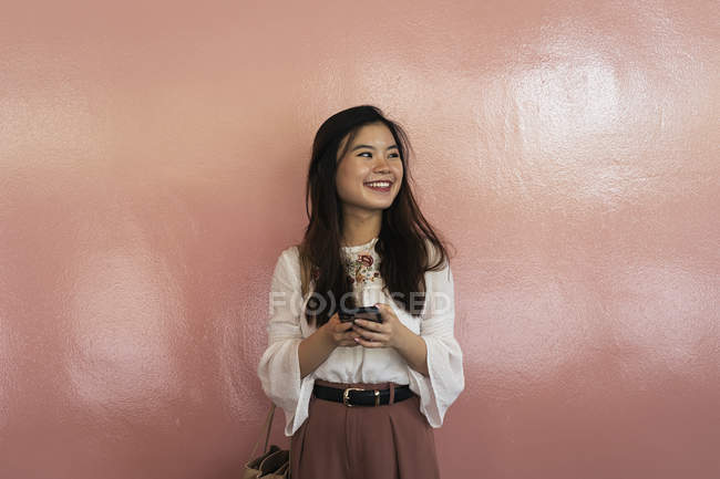 Jovem casual asiático menina usando smartphone — Fotografia de Stock