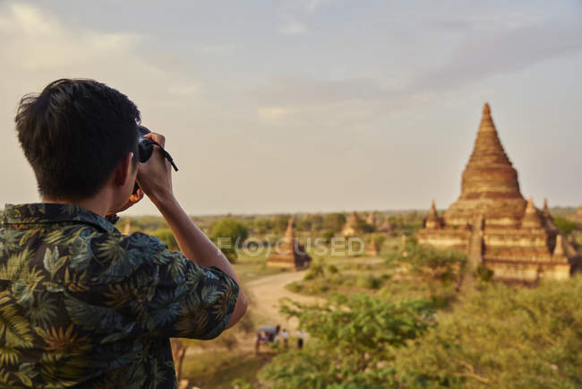 Junger Mann fotografiert den antiken Pyathadartempel, bagan, myanmar — Stockfoto