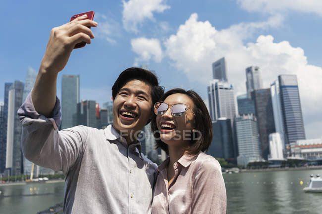 Jeune couple asiatique prendre selfie à Singapour — Photo de stock