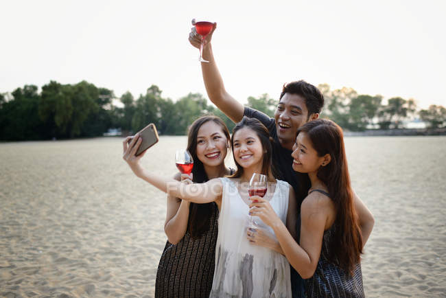 Bella giovani asiatico amici prendere selfie a spiaggia — Foto stock