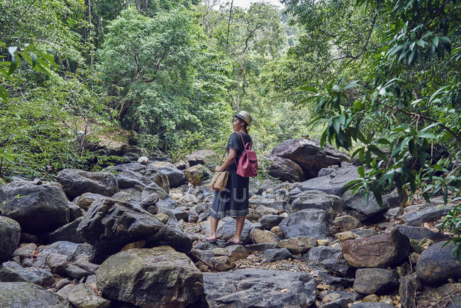 RILASCIO Giovane donna che esplora le cascate di Klong Plu a Koh Chang, Thailandia — Foto stock