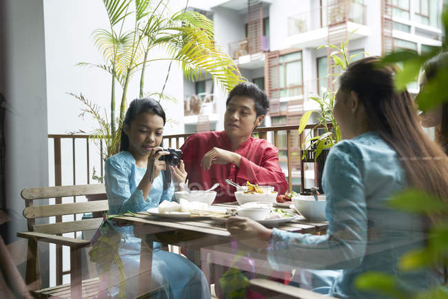 Junge asiatische Familie feiert Hari Raya in Singapore und fotografiert mit der Kamera — Stockfoto