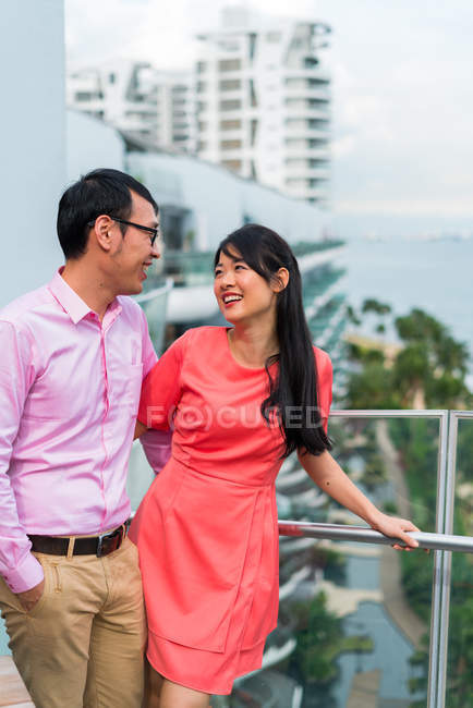 Felice famiglia asiatica insieme, moglie con marito sul balcone — Foto stock