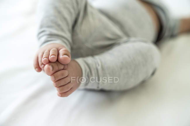 Mignon bébé pieds nus, vue rapprochée — Photo de stock