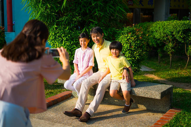 Família tirando fotos juntos — Fotografia de Stock