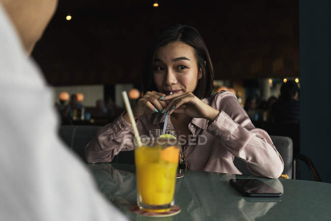 Young asian couple spending time together in bar with drinks — Stock Photo