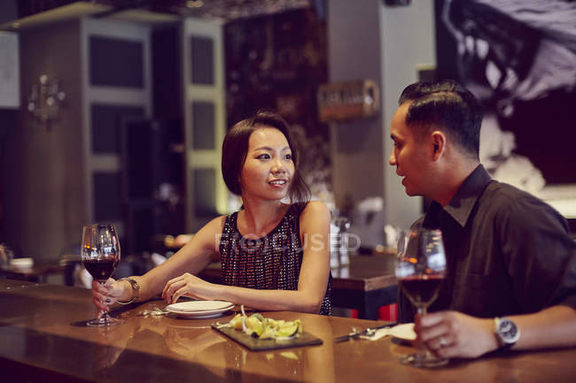 Jovem asiático casal beber vinho no restaurante — Fotografia de Stock